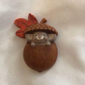 ⚡️FINAL PRICE⚡️ Vintage Mouse in Acorn Pin/Brooch!
